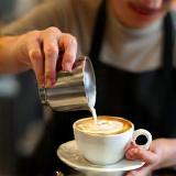 Roberta Rossi pouring latte art